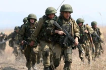 Quân đội Nga bị nghi tập trận sát biên giới Ukraine