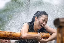 Xem gái trẻ huấn luyện bài tập "địa ngục"... thành vệ sĩ