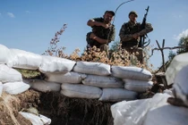 Quân Ukraine hối hả đào công sự bao quanh lãnh thổ LPR