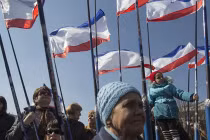 Cờ Nga bay rợp trời ở Crimea trước giờ G