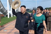 Nổi máu "hoạn thư", vợ Kim Jong-un giam ca sỹ xinh đẹp?