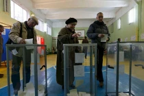 Lo sợ căng thẳng, hai huyện ở Donetsk trưng cầu sớm