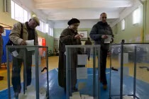 Lo sợ căng thẳng, hai huyện ở Donetsk trưng cầu sớm