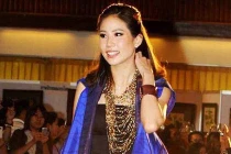 Đối thủ chính trị của bà Yingluck: Trẻ hơn, đẹp hơn và… bốc đồng hơn