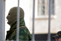 Lính "lạ" chiếm giữ nhiều căn cứ quân sự ở Crimea