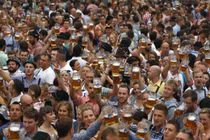 “Xõa” hết mình trong lễ hội bia truyền thống Đức