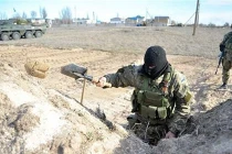 Binh sĩ Ukraine hối hả đào công sự gần Slavyansk