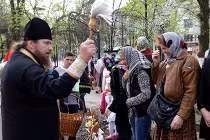 Mặc căng thẳng, lính và dân Ukraine ăn mừng Lễ Phục sinh