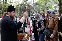 Mặc căng thẳng, lính và dân Ukraine ăn mừng Lễ Phục sinh