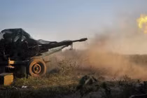Pháo kích hạng nặng rung chuyển thành trì Donetsk