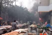 Hiện trường vụ nổ lớn tại khu chợ ở Tân Cương