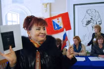 Người dân Crimea đi bỏ phiếu ngày càng đông