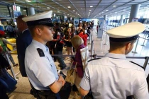 Lo khủng bố, an ninh Mỹ lục cả giày hành khách