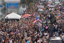 Người biểu tình Thái Lan đổi mục tiêu, tấn công dòng tộc Thủ tướng