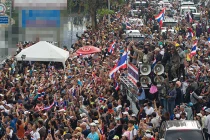 Người biểu tình Thái Lan đổi mục tiêu, tấn công dòng tộc Thủ tướng