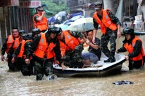 Chùm ảnh: Mưa lớn đổ bộ Trung Quốc, 18 người thiệt mạng