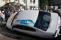 Hiện trường vụ dân Ukraine bao vây, đập phá Đại sứ quán Nga