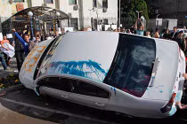 Hiện trường vụ dân Ukraine bao vây, đập phá Đại sứ quán Nga