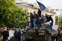 Diến biến qua ảnh QĐ Ukraine tấn công trụ sở cảnh sát Mariupol