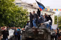 Diến biến qua ảnh QĐ Ukraine tấn công trụ sở cảnh sát Mariupol