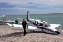 Máy bay Mỹ hạ cánh khẩn, một người tử nạn