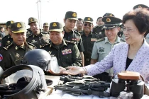 Trung Quốc viện trợ 30.000 bộ quân trang cho Campuchia