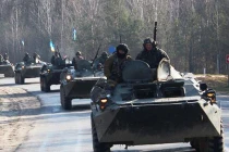 Xe tăng quân đội Ukraine ùn ùn đổ về thành phố Lugansk