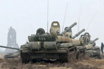 Xe tăng-thiết giáp Nga tập trận ầm ầm sát biên giới Ukraine