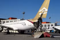 Cận cảnh hiện trường vụ đánh bom sân bay thủ đô Libya