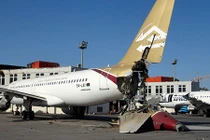Cận cảnh hiện trường vụ đánh bom sân bay thủ đô Libya