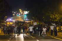 Soi cảnh sát Mỹ vũ trang đối phó biểu tình tại Ferguson