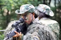 Nữ lính bắn tỉa Trung Quốc huấn luyện