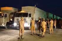 Đoàn xe cứu trợ nhân đạo Nga khởi hành tới đông Ukraine