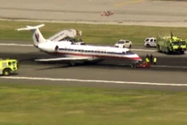 Máy bay Mỹ hạ cánh khẩn cấp vì buồng lái bốc khói