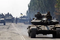 Quân đội Ukraine cô lập hoàn toàn Lugansk với biên giới Nga