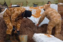 Lính Ukraine hối hả đào công sự gần biên giới Crimea