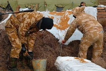 Lính Ukraine hối hả đào công sự gần biên giới Crimea