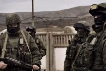 Lính Nga rút lui khỏi căn cứ vừa chiếm đóng ở Crimea