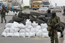 Lực lượng vũ trang “lạ” lập chốt chặn ở Sloviansk, Ukraine