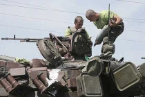 Quân đội Ukraine điều thiết bị hạng nặng đến Lugansk