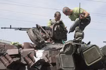 Quân đội Ukraine điều thiết bị hạng nặng đến Lugansk