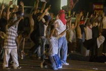 Cận cảnh cuộc biểu tình “nóng hầm hập” ở Ferguson