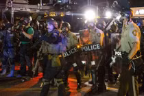 Cảnh sát Mỹ vũ trang tận răng đối phó biểu tình Ferguson