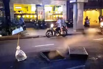 Hố ga nổ văng nắp, bốc khói nghi ngút giữa phố Sài Gòn