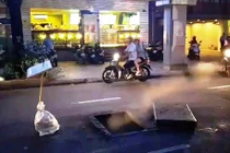 Hố ga nổ văng nắp, bốc khói nghi ngút giữa phố Sài Gòn