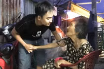 Cảm phục nam sinh hàng chục năm chăm bà đau yếu, mẹ tâm thần