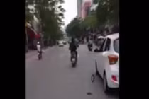 Bắt kẻ điên cuồng dùng mã tấu chém gương ô tô trên phố Sài Gòn