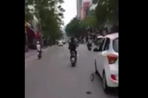 Bắt kẻ điên cuồng dùng mã tấu chém gương ô tô trên phố Sài Gòn