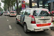 Bất chấp dư luận, VINASUN vẫn treo biểu ngữ chống Uber - Grab
