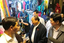 Thủ tướng thăm hỏi từng người dân phố cổ Hội An